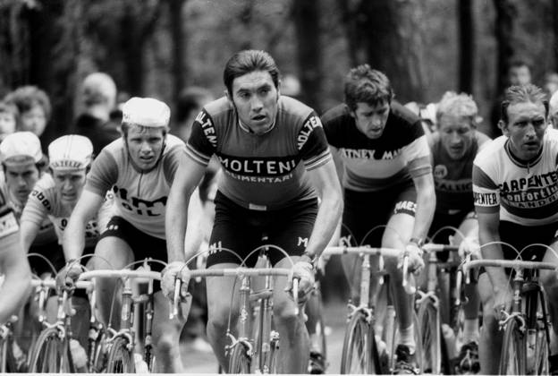 Archivbilder der Woche SPORT KW50 01.05.1974 Radsport, Radrennen, Rund um den Henningerturm, Fahrerfeld mit Eddy Merckx (mitte, im Molteni Trikot) , Aktion