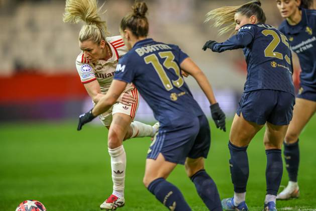 GER, München, FC Bayern München vs Juventus Turin, Women s Champions League, Fussball, UEFA, Spielzeit 2024 2025, FC Bayern Campus, 5. Spieltag, im Bild v.l.: Linda Dallmann (FC Bayern München Frauen 10), Viola Calligaris (Juventus Turin 25) DFB DFL REGULATIONS PROHIBIT ANY USE OF PHOTOGRAPHS AS IMAGE SEQUENCES AND OR QUASI-VIDEO, 02.12.2024, Copyright: HMBxMedia HendrikxHamelau