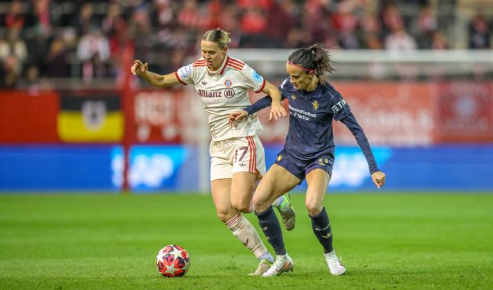 GER, München, FC Bayern München vs Juventus Turin, Women s Champions League, Fussball, UEFA, Spielzeit 2024 2025, FC Bayern Campus, 5. Spieltag, im Bild v.l.: Klara Bühl (FC Bayern München Frauen 17), Barbara Bonansea (Juventus Turin 11) DFB DFL REGULATIONS PROHIBIT ANY USE OF PHOTOGRAPHS AS IMAGE SEQUENCES AND OR QUASI-VIDEO, 02.12.2024, Copyright: HMBxMedia HendrikxHamelau