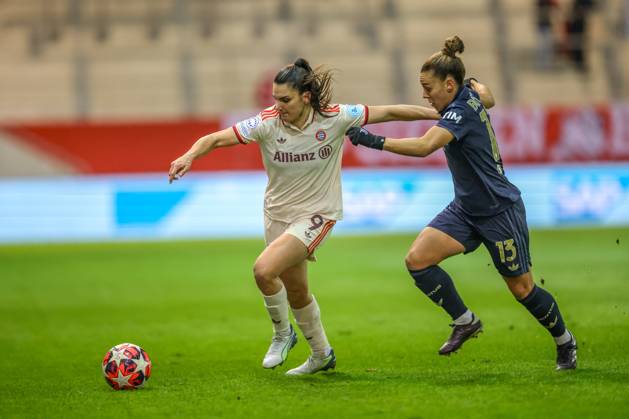 GER, München, FC Bayern München vs Juventus Turin, Women s Champions League, Fussball, UEFA, Spielzeit 2024 2025, FC Bayern Campus, 5. Spieltag, im Bild v.l.: Jovana Damnjanović (FC Bayern München Frauen 9), Lisa Boattin (Juventus Turin 13) DFB DFL REGULATIONS PROHIBIT ANY USE OF PHOTOGRAPHS AS IMAGE SEQUENCES AND OR QUASI-VIDEO, 02.12.2024, Copyright: HMBxMedia HendrikxHamelau