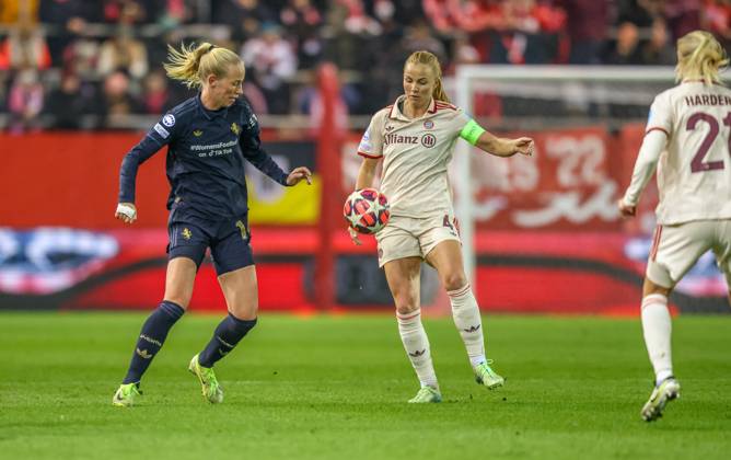 GER, München, FC Bayern München vs Juventus Turin, Women s Champions League, Fussball, UEFA, Spielzeit 2024 2025, FC Bayern Campus, 5. Spieltag, im Bild v.l.: Amalie Vangsgaard (Juventus Turin 14), Glodis Viggosdottir (FC Bayern München Frauen 4) DFB DFL REGULATIONS PROHIBIT ANY USE OF PHOTOGRAPHS AS IMAGE SEQUENCES AND OR QUASI-VIDEO, 02.12.2024, Copyright: HMBxMedia HendrikxHamelau