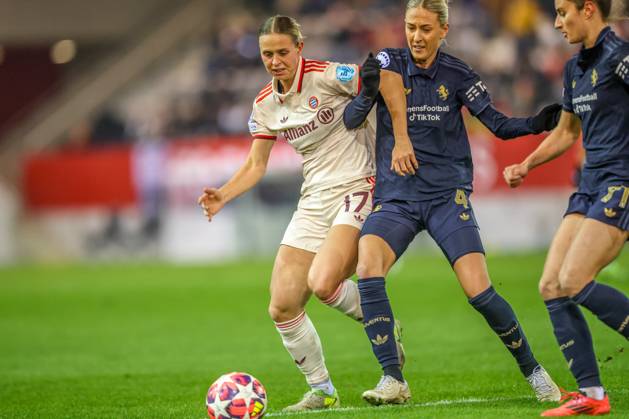 GER, München, FC Bayern München vs Juventus Turin, Women s Champions League, Fussball, UEFA, Spielzeit 2024 2025, FC Bayern Campus, 5. Spieltag, im Bild v.l.: Klara Bühl (FC Bayern München Frauen 17), Emma Kullberg (Juventus Turin 4) DFB DFL REGULATIONS PROHIBIT ANY USE OF PHOTOGRAPHS AS IMAGE SEQUENCES AND OR QUASI-VIDEO, 02.12.2024, Copyright: HMBxMedia HendrikxHamelau