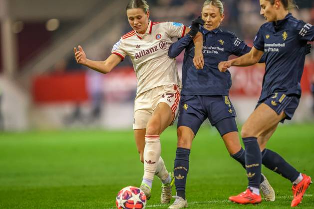 GER, München, FC Bayern München vs Juventus Turin, Women s Champions League, Fussball, UEFA, Spielzeit 2024 2025, FC Bayern Campus, 5. Spieltag, im Bild v.l.: Klara Bühl (FC Bayern München Frauen 17), Emma Kullberg (Juventus Turin 4) DFB DFL REGULATIONS PROHIBIT ANY USE OF PHOTOGRAPHS AS IMAGE SEQUENCES AND OR QUASI-VIDEO, 02.12.2024, Copyright: HMBxMedia HendrikxHamelau