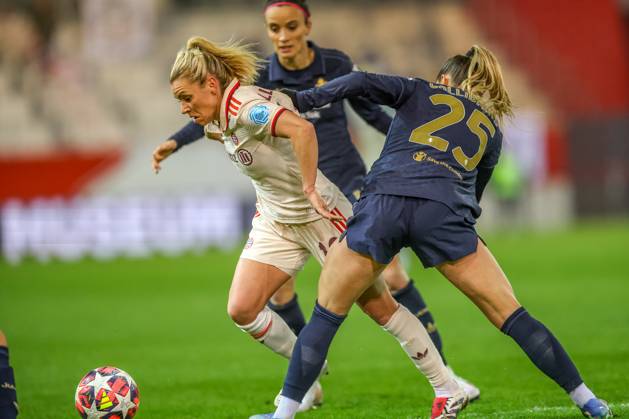 GER, München, FC Bayern München vs Juventus Turin, Women s Champions League, Fussball, UEFA, Spielzeit 2024 2025, FC Bayern Campus, 5. Spieltag, im Bild v.l.: Linda Dallmann (FC Bayern München Frauen 10), Viola Calligaris (Juventus Turin 25) DFB DFL REGULATIONS PROHIBIT ANY USE OF PHOTOGRAPHS AS IMAGE SEQUENCES AND OR QUASI-VIDEO, 02.12.2024, Copyright: HMBxMedia HendrikxHamelau