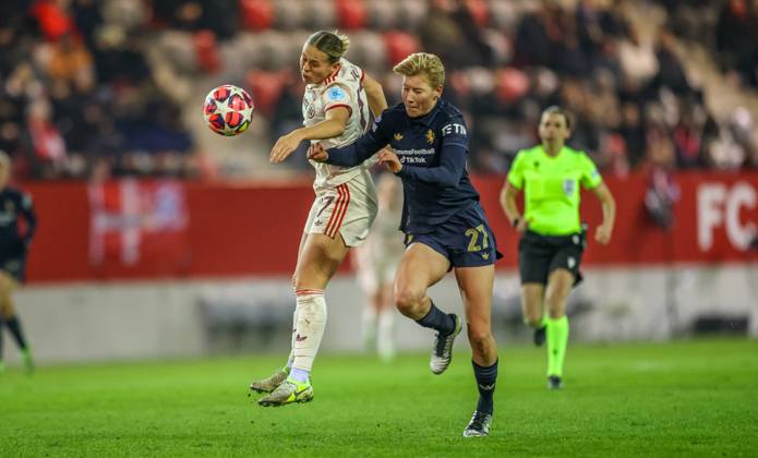GER, München, FC Bayern München vs Juventus Turin, Women s Champions League, Fussball, UEFA, Spielzeit 2024 2025, FC Bayern Campus, 5. Spieltag, im Bild v.l.: Klara Bühl (FC Bayern München Frauen 17), Paulina Krumbiegel (Juventus Turin) DFB DFL REGULATIONS PROHIBIT ANY USE OF PHOTOGRAPHS AS IMAGE SEQUENCES AND OR QUASI-VIDEO, 02.12.2024, Copyright: HMBxMedia HendrikxHamelau