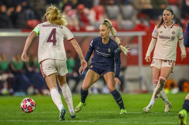 GER, München, FC Bayern München vs Juventus Turin, Women s Champions League, Fussball, UEFA, Spielzeit 2024 2025, FC Bayern Campus, 5. Spieltag, im Bild v.l.: Glodis Viggosdottir (FC Bayern München Frauen 4), Alisha Lehmann (Juventus Turin 7) DFB DFL REGULATIONS PROHIBIT ANY USE OF PHOTOGRAPHS AS IMAGE SEQUENCES AND OR QUASI-VIDEO, 02.12.2024, Copyright: HMBxMedia HendrikxHamelau