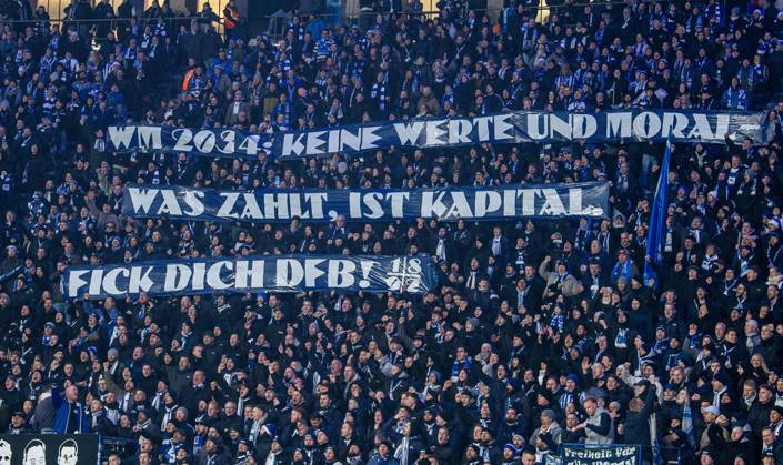 Fussball, Herren, Saison 2024 2025, 2. Bundesliga (16. Spieltag), Hertha BSC - SC Preußen Münster, Fans von Hertha kritisieren die Vergabe der Weltmeisterschaft 2034 nach Saudi-Arabien. WM 2034: Keine Werte und Moral - was zählt, ist Kapital. Fick dich DFB!, 13.12. 2024, Copyright: xSebastianxRäppold MatthiasxKochx