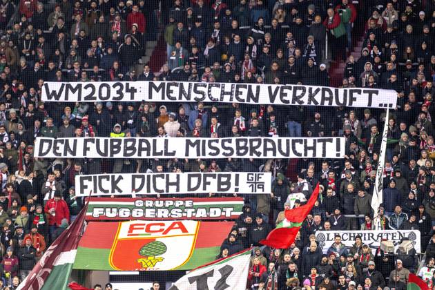14.12.2024, Fussball 1. Bundesliga 2024 2025, 14. Spieltag, FC Augsburg - Bayer Leverkusen, in der WWK-Arena Augsburg, Proteste der Augsburger Fans gegen die WM-Vergabe an Saudi Arabien 2034: WM 2034 Menschen verkauft¦ den Fussball missbraucht, Fick Dich DFB!