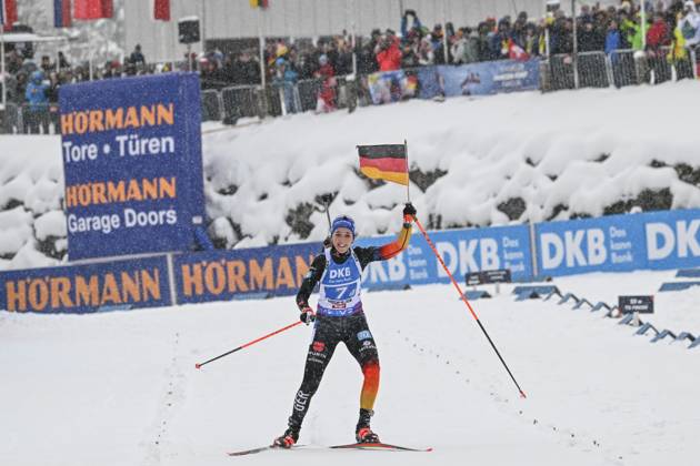 Bilder des Jahres 2024, Sport 12 Dezember Sport Themen der Woche KW50 Sport Bilder des Tages BIATHLON - Zieleinlauf von PREUSS Franziska (GER) bei der Staffel der Damen über 4x6 km während des BMW IBU World Cup Biathlon Hochfilzen am 15.12.2024, Österreich, Tirol Hochfilzen Biathlon Stadion Tirol Österreich