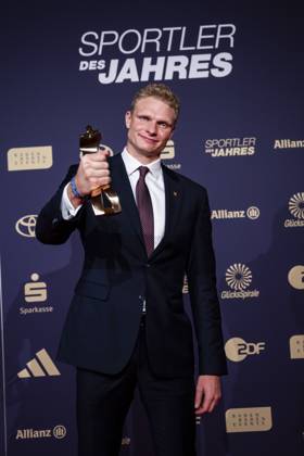 Bilder des Jahres 2024, Sport 12 Dezember Sport Themen der Woche KW50 Sport Bilder des Tages Sportler des Jahres 2024 Oliver Zeidler posiert nach der Auszeichnung zum Â«Sportler des Jahres 2024Â» mit seiner Trophäe. Baden-Baden Kurhaus Baden-Württemberg Deutschland
