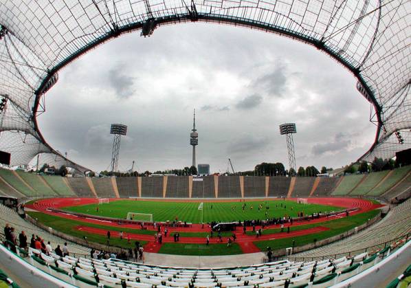 ENGLAND TRAINING IN THE OLYMPIC STADIUM MUNICH FOR THEIR WORLD CUP MATCH WITH GERMANY ON SATURDAY PICTURE DAVID ASHDOWN. 31 8 2001 ENGLAND FOOTBALL 3390473.jpg DMGTCHPDPICT000349876174