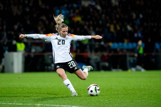 Elisa Senß (Deutschland, 20) am Ball, GER, Deutschland vs Italien, Frauen Fussball Nationalmannschaft, Testspiel Uefa Womens Euro 2025, Saison 2024 2025, 02.12.2024 GER, Deutschland vs Italien, Frauen Fussball Nationalmannschaft, Testspiel Uefa Womens Euro 2025, Saison 2024 2025, 02.12.2024 Bochum Copyright: xEibner-Pressefoto Memmlerx EP_MMR