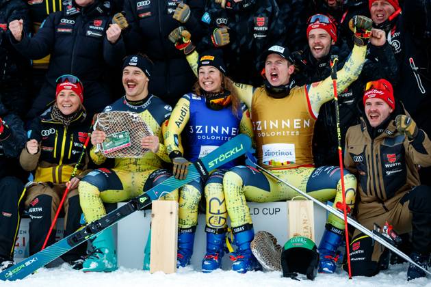 Bilder des Jahres 2024, Sport 12 Dezember Sport Themen der Woche KW51 Sport Bilder des Tages FREE STYLE - FIS SX WC Innichen INNICHEN,ITALY,20.DEC.24 - FREESTYLE SKIING - FIS World Cup, Ski Cross, ladies, men. Image shows the rejoicing of Cornel Renn (GER), Daniela Maier (GER) and Florian Wilmsmann (GER) with team Germany.  GEPAxpictures xMaticxKlansek