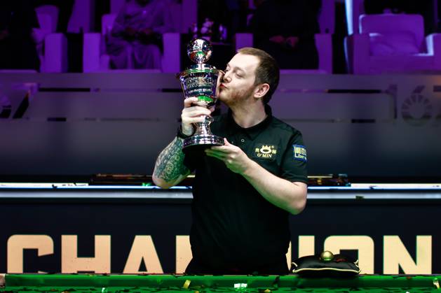 Bilder des Jahres 2024, Sport 12 Dezember Sport Themen der Woche KW51 Sport Bilder des Tages RIYADH, SAUDI ARABIA - DECEMBER 20: Mark Allen of Northern Ireland kisses the trophy after winning the Final match against Luca Brecel of Belgium on day three of 2024 Riyadh Season Snooker Championship at Boulevard City on December 20, 2024 in Riyadh, Saudi Arabia.  Copyright: xTaixChengzhex 111537984858