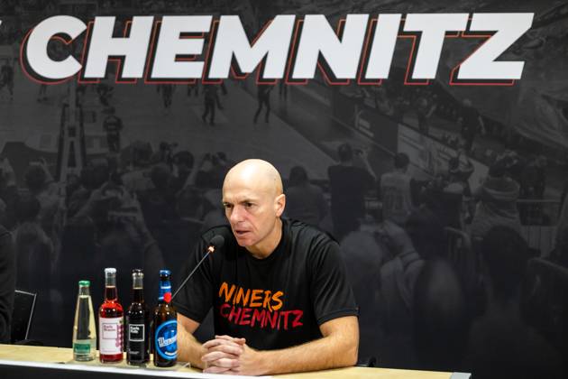 easyCredit Basketball Bundesliga, BBL, Saison 2024 2025, Herren. 21.12.2024, Niners Chemnitz - Telekom Baskets Bonn, Rodrigo Pastore (Head Coach), Niners Chemnitz bei der Pressekonferenz Copyright. Alexander Trienitz.