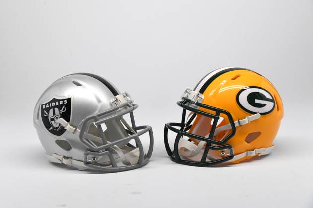 NFL, American Football Herren, USA Creative Detailed view of Las Vegas Raiders (left) and Green Bay Packers helmets. EDITORIAL USE ONLY Copyright: xImagexofxSportx ImagexofxSportx iosphotos188470