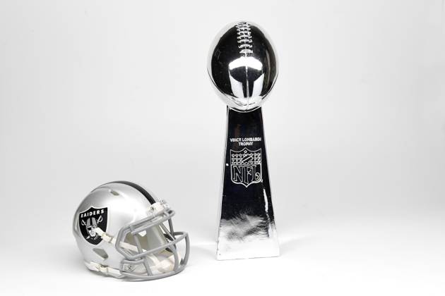 NFL, American Football Herren, USA Creative Detailed view of Las Vegas Raiders helmet and Super Bowl Vince Lombardi Trophy. EDITORIAL USE ONLY Copyright: xImagexofxSportx ImagexofxSportx iosphotos188473