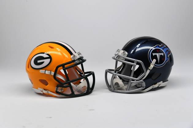 NFL, American Football Herren, USA Creative Detailed view of Green Bay Packers (left) and Tennessee Titans helmets. EDITORIAL USE ONLY Copyright: xImagexofxSportx ImagexofxSportx iosphotos188476
