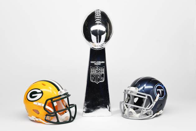 NFL, American Football Herren, USA Creative Detailed view of Green Bay Packers (left) and Tennessee Titans helmets and Super Bowl Vince Lombardi Trophy. EDITORIAL USE ONLY Copyright: xImagexofxSportx ImagexofxSportx iosphotos188477
