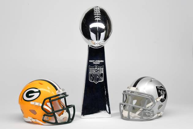NFL, American Football Herren, USA Creative Detailed view of Green Bay Packers (left) and Las Vegas Raiders helmets and Super Bowl Vince Lombardi Trophy. EDITORIAL USE ONLY Copyright: xImagexofxSportx ImagexofxSportx iosphotos188481