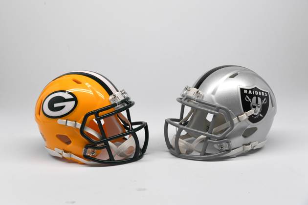 NFL, American Football Herren, USA Creative Detailed view of Green Bay Packers (left) and Las Vegas Raiders helmets. EDITORIAL USE ONLY Copyright: xImagexofxSportx ImagexofxSportx iosphotos188482