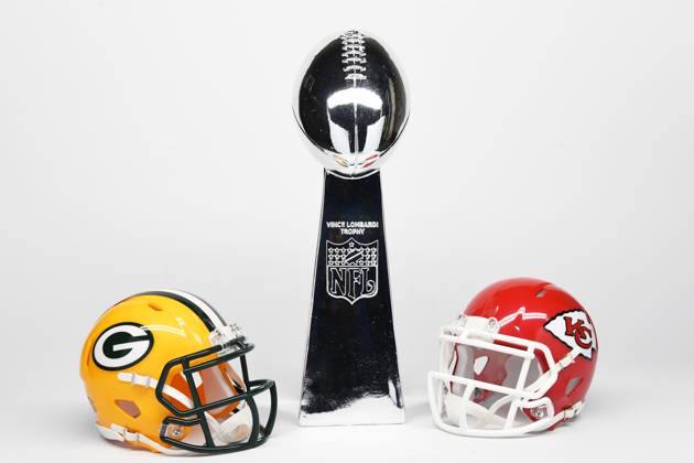 NFL, American Football Herren, USA Creative Detailed view of Green Bay Packers (left) and Kansas City Chiefs helmets and Super Bowl Vince Lombardi Trophy. EDITORIAL USE ONLY Copyright: xImagexofxSportx ImagexofxSportx iosphotos188483