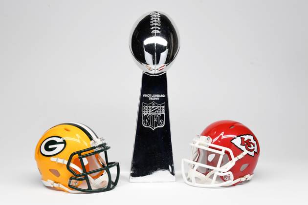 NFL, American Football Herren, USA Creative Detailed view of Green Bay Packers (left) and Kansas City Chiefs helmets and Super Bowl Vince Lombardi Trophy. EDITORIAL USE ONLY Copyright: xImagexofxSportx ImagexofxSportx iosphotos188484