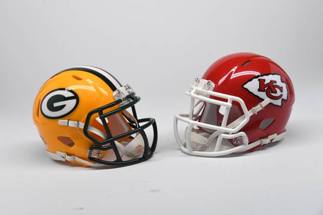 NFL, American Football Herren, USA Creative Detailed view of Green Bay Packers (left) and Kansas City Chiefs helmets. EDITORIAL USE ONLY Copyright: xImagexofxSportx ImagexofxSportx iosphotos188485