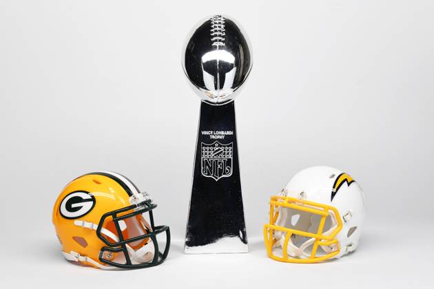 NFL, American Football Herren, USA Creative Detailed view of Green Bay Packers (left) and Los Angeles Chargers helmets and Super Bowl Vince Lombardi Trophy. EDITORIAL USE ONLY Copyright: xImagexofxSportx ImagexofxSportx iosphotos188486