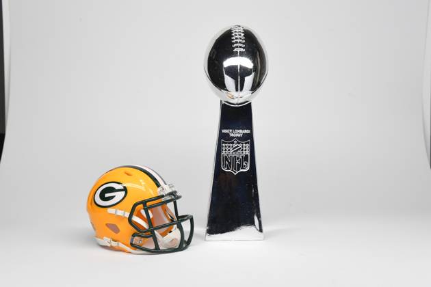 NFL, American Football Herren, USA Creative Detailed view of Green Bay Packers helmet and Super Bowl Vince Lombardi Trophy. EDITORIAL USE ONLY Copyright: xImagexofxSportx ImagexofxSportx iosphotos188487