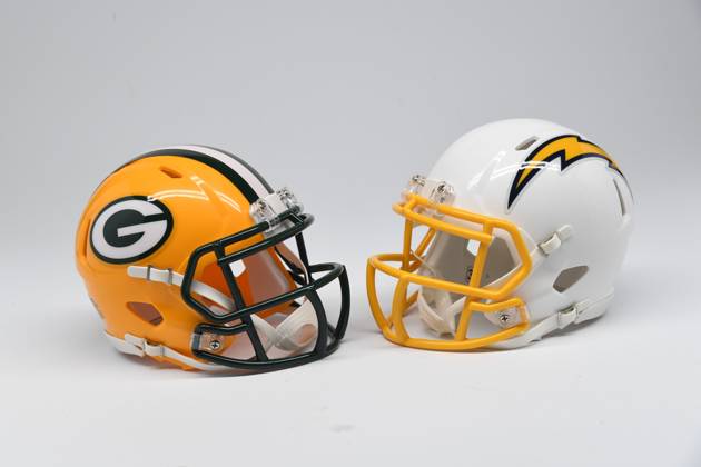 NFL, American Football Herren, USA Creative Detailed view of Green Bay Packers (left) and Los Angeles Chargers helmets. EDITORIAL USE ONLY Copyright: xImagexofxSportx ImagexofxSportx iosphotos188488