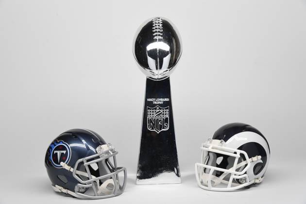 NFL, American Football Herren, USA Creative Detailed view of Tennessee Titans (left) and Los Angeles Rams helmets and Super Bowl Vince Lombardi Trophy. EDITORIAL USE ONLY Copyright: xImagexofxSportx ImagexofxSportx iosphotos188494
