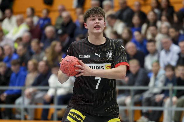 Rasmus Ankermann (Germany A) kontrolliert den Ball, Handball SparkassenCup 2024, Germany A vs Serbia, Thielsparkhalle am 27. December 2024 in Merzig, Deutschland. (Foto von Marco Steinbrenner DeFodi Images) Rasmus Ankermann (Germany A) controls the ball, Handball SparkassenCup 2024, Germany A vs Serbia, Thielsparkhalle, December 27, 2024 in Merzig, Germany. (Photo by Marco Steinbrenner DeFodi Images) Defodi-700_ger_ser_20241227_042
