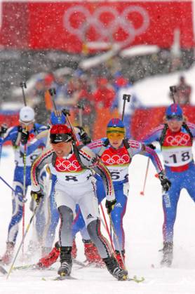 Uschi Disl of Germany skis her way to the bronze medal in the women s 12.5 KM mass start biathlon competition at Cesana San Sicario, Italy Saturday February 25, 2006. (Ron Jenkins Fort Worth Star-Telegram KRT) CESANA SAN SICARIO ITA EDITORIAL USE ONLY Copyright: xx RonxJenkinsx krtphotos314023