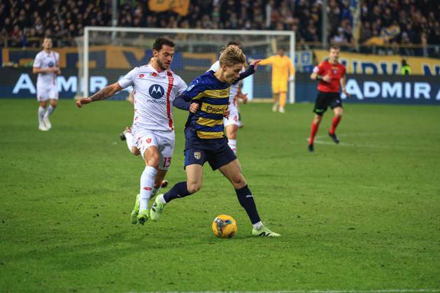 Pontus Almqvist (Parma Calcio) fights for the ball against Pedro Pereira (AC Monza) during Parma Calcio vs AC Monza, Italian soccer Serie A match in Parma, Italy, December 28 2024 Copyright: xLorenzoxCattani IPAxSportx xipa-agency.netx xx IPA_52645873 IPA_Agency_IPA52645873