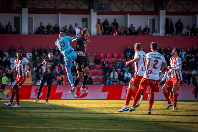 AVS vs Estrela Amadora Simao Bertelli do AVS AFS e Tiago Gabriel do CF Estrela da Amadora no jogo para a Liga Portugal Betclic (Fotografia por Smileshutter8 AvantSports) Estadio de Clube Desportivo das Aves (Vila das Aves) Copyright: xSmileShutter8 AvantSportsx