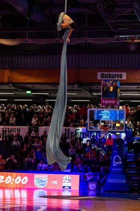 easyCredit Basketball Bundesliga, BBL, Saison 2024 2025, Herren. 28.12.2024, Syntainics MBC - Alba Berlin, Anne Scholze, Luftakrobatik in der Halbzeit Copyright. Alexander Trienitz.