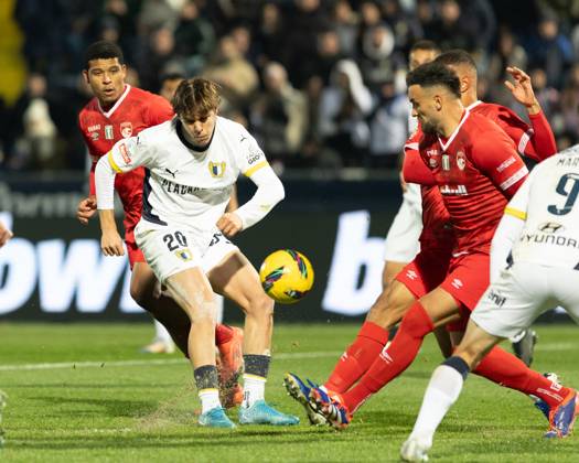 December 30, 2024, Famalicao, Guimaraes, Portugal: GUSTAVO SA from Famalicao seen on action during the Liga Portugal Betclic 2024 25 match between FC Famalicao and Santa Clara at Estadio do Municipal de Famalicao 30, 2024 in Famalicao, Portugal. Final Score FC Famalicao 1 - 2 Santa Clara Famalicao Portugal - ZUMAl192 20241230_zsp_l192_019 Copyright: xMiguelxLemosx
