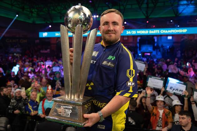 Bilder des Jahres 2025, Sport 01 Januar Sport Themen der Woche KW01 Sport Bilder des Tages Paddy Power 2025 World Darts Championship Luke Littler (ENG) celebrates winning the Final Match against Michael van Gerwen (NED) (not in picture) by lifting the Sid Waddell trophy during the 2025 Paddy Power World Darts Championship final at Alexandra Palace, London, United Kingdom on 3 January 2025. Editorial use only , Copyright: xIanxStephenx PSI-21046-0051
