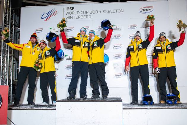 Bilder des Jahres 2025, Sport 01 Januar Sport Themen der Woche KW01 Sport Bilder des Tages IBSF Bob Worldcup Winterberg, 04.01.2025 Adam Ammour Benedikt Hertel (GER, 16), Francesco Friedrich Alexander Schüller (GER, 8), Johannes Lochner Joshua Tasche (GER, 13) bei der Siegerehrung.; IBSF Bob Worldcup Winterberg Männer Zweierbob, 04.01.2025 Copyright: xBEAUTIFULxSPORTS Erlhofx