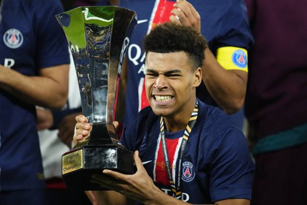 Paris Saint-Germain v AS Monaco - TrophÃ e des Champions - Final Desire Doue left winger of PSG and France lifts the trophy after winning with his team the Trophee des Champions match between Paris Saint-Germain and Monaco at Stadium 974 on January 5, 2025 in Doha, Qatar. Doha Qatar  Copyright: xJosexBretonx originalFilename:bretonhernandez-parissai250105_npqsx.jpg
