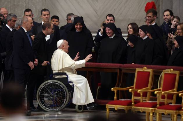 Pope Francis Bergoglio attends the celebration of the Epiphany of the Lord Holy Mass Rome, Italy 06.01.2025 : Pope Francis Bergoglio. arrives at the basilica and greets some nuns before the celebration of the Epiphany of the Lord Holy Mass on Altar of the Confession, St. Peter’s Basilica Rome italy Italy Copyright: xIPAxSport ABACAx