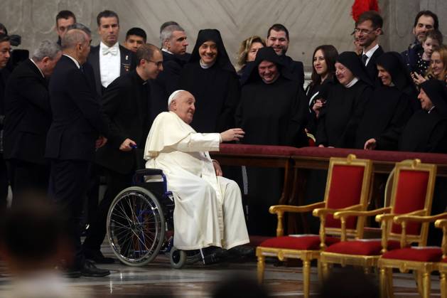 Pope Francis Bergoglio attends the celebration of the Epiphany of the Lord Holy Mass Rome, Italy 06.01.2025 : Pope Francis Bergoglio. arrives at the basilica and greets some nuns before the celebration of the Epiphany of the Lord Holy Mass on Altar of the Confession, St. Peter’s Basilica Rome italy Italy Copyright: xIPAxSport ABACAx