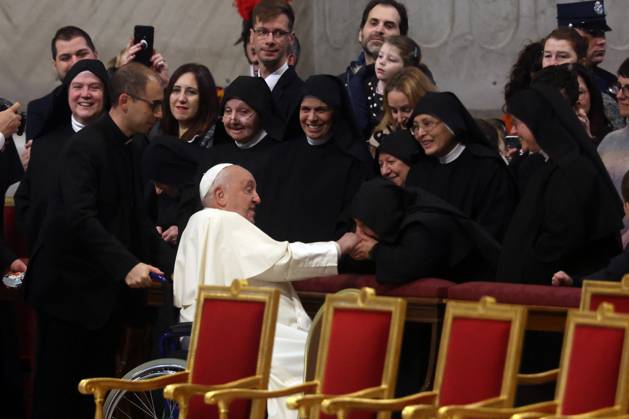 Pope Francis Bergoglio attends the celebration of the Epiphany of the Lord Holy Mass Rome, Italy 06.01.2025 : Pope Francis Bergoglio. arrives at the basilica and greets some nuns before the celebration of the Epiphany of the Lord Holy Mass on Altar of the Confession, St. Peter’s Basilica Rome italy Italy Copyright: xIPAxSport ABACAx