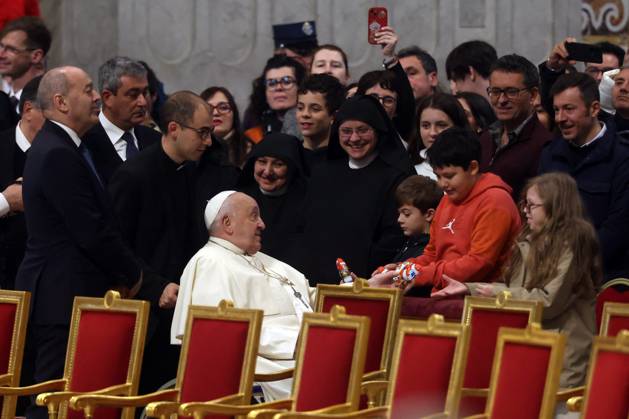 Pope Francis Bergoglio attends the celebration of the Epiphany of the Lord Holy Mass Rome, Italy 06.01.2025 : Pope Francis Bergoglio arrives at the basilica and gives chocolate to children before the celebration of the Epiphany of the Lord Holy Mass on Altar of the Confession, St. Peter’s Basilica Rome italy Italy Copyright: xIPAxSport ABACAx