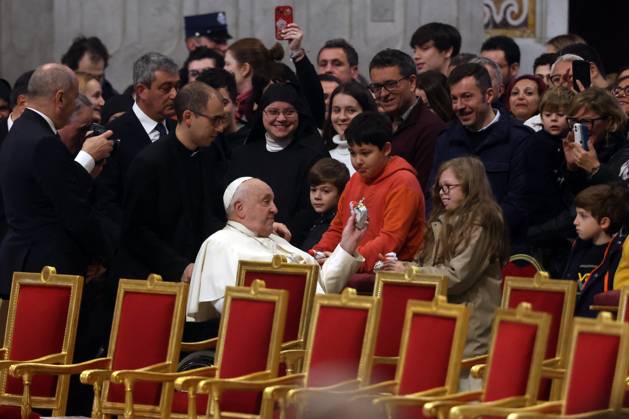 Pope Francis Bergoglio attends the celebration of the Epiphany of the Lord Holy Mass Rome, Italy 06.01.2025 : Pope Francis Bergoglio arrives at the basilica and gives chocolate to children before the celebration of the Epiphany of the Lord Holy Mass on Altar of the Confession, St. Peter’s Basilica Rome italy Italy Copyright: xIPAxSport ABACAx
