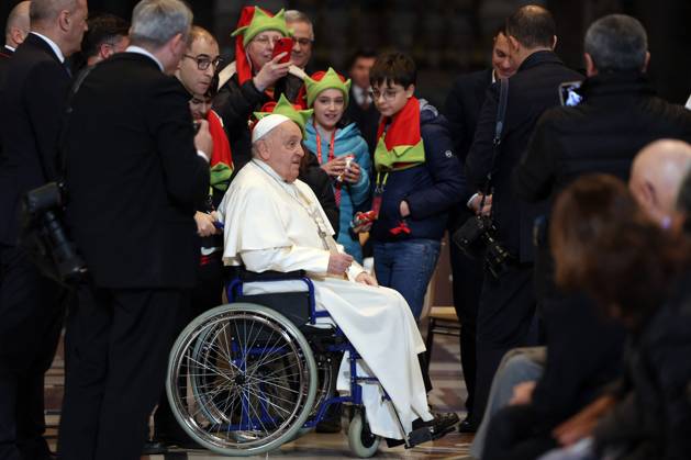 Pope Francis Bergoglio attends the celebration of the Epiphany of the Lord Holy Mass Rome, Italy 06.01.2025 : Pope Francis Bergoglio he goes away in a wheelchair and greets children, disabled faithful after the Epiphany of the Lord Holy Mass on Altar of the Confession, St. Peter’s Basilica Rome italy Italy Copyright: xIPAxSport ABACAx