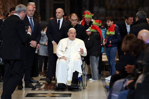 Pope Francis Bergoglio attends the celebration of the Epiphany of the Lord Holy Mass Rome, Italy 06.01.2025 : Pope Francis Bergoglio he goes away in a wheelchair and greets children, disabled faithful after the Epiphany of the Lord Holy Mass on Altar of the Confession, St. Peter’s Basilica Rome italy Italy Copyright: xIPAxSport ABACAx