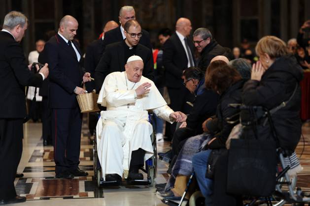 Pope Francis Bergoglio attends the celebration of the Epiphany of the Lord Holy Mass Rome, Italy 06.01.2025 : Pope Francis Bergoglio he goes away in a wheelchair and greets children, disabled faithful after the Epiphany of the Lord Holy Mass on Altar of the Confession, St. Peter’s Basilica Rome italy Italy Copyright: xIPAxSport ABACAx