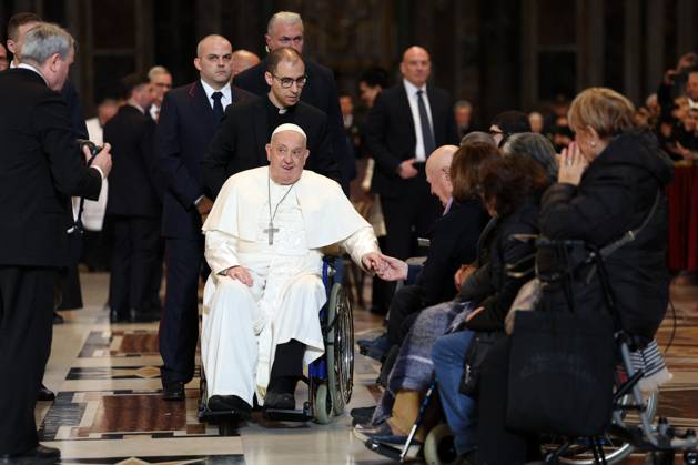 Pope Francis Bergoglio attends the celebration of the Epiphany of the Lord Holy Mass Rome, Italy 06.01.2025 : Pope Francis Bergoglio he goes away in a wheelchair and greets children, disabled faithful after the Epiphany of the Lord Holy Mass on Altar of the Confession, St. Peter’s Basilica Rome italy Italy Copyright: xIPAxSport ABACAx